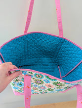 Load image into Gallery viewer, Altoona Tote - Medium Ruby Star Carousel