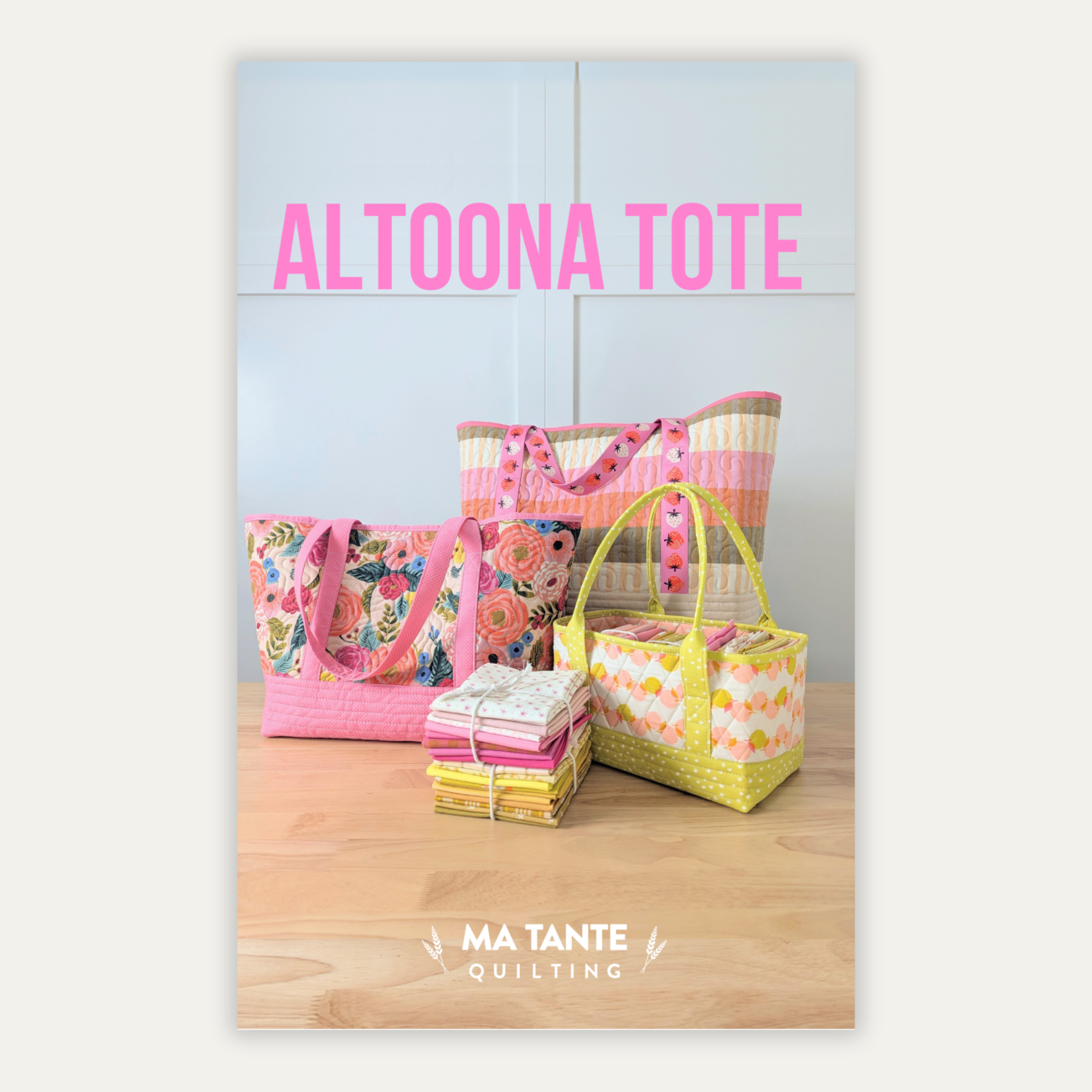 A promotional image featuring various Altoona Tote bags in different sizes, made from quilted fabric with a colorful floral pattern. The image has a text overlay that reads 'ALTOONA TOTE' and 'MA TANTE QUILTING'.